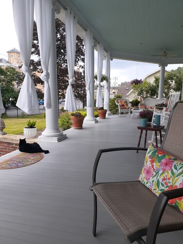 Nottingham Turret Rm w Queen Bed, Near UVaWise & Main St,  Private Detached Bath