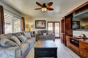 TV, fireplace, books - ENJOY THE HISTORY, NOSTALGIA AND CULTURE OF OLD TOWN MERIDIAN (Meridian)