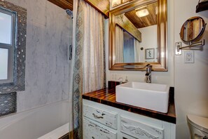 Combined shower/bathtub, towels, soap, shampoo