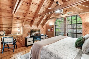 3 habitaciones, escritorio y tabla de planchar con plancha 
