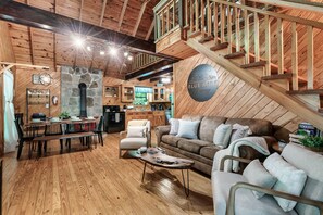 Smart TV, caminetto, lettore DVD, libri