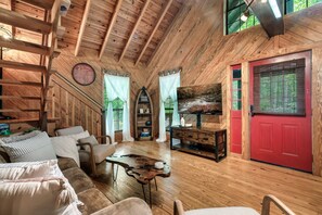 Smart TV, caminetto, lettore DVD, libri