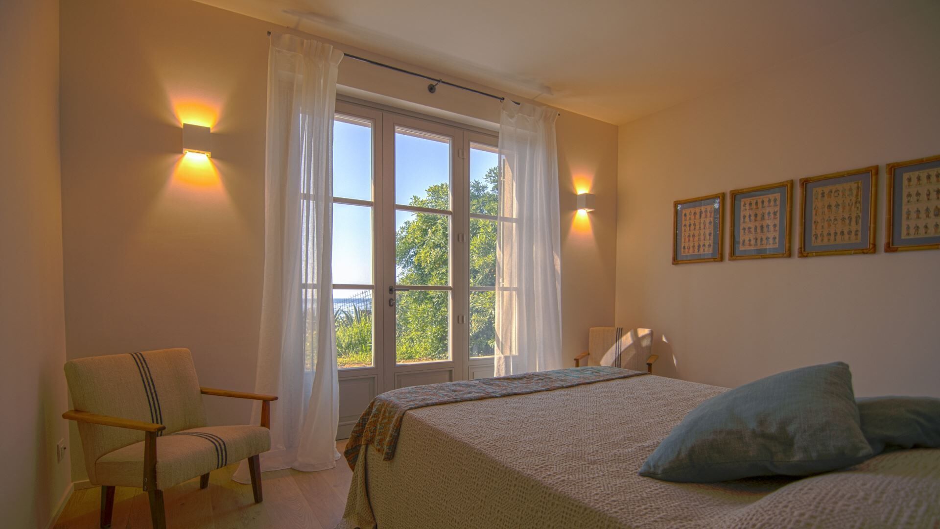 Une chambre à coucher avec un lit, une chaise et une fenêtre avec des rideaux.