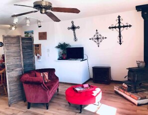 TV - The Barn, mini petting zoo (Warner Springs)