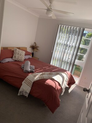 3 bedrooms, desk, iron/ironing board, free WiFi