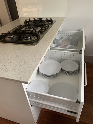 KĂŒhlschrank, Mikrowelle, Ofen, Herdplatte