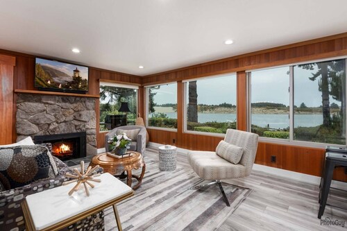 *New Listing* Beautiful Riverfront Cottage, Newly Remodeled with Amazing Views, BBQ, Close to Town.