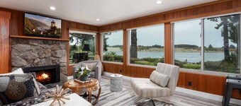 *New Listing* Beautiful Riverfront Cottage, Newly Remodeled with Amazing Views, BBQ, Close to Town.