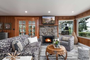 TV, fireplace - *New Listing* Beautiful Riverfront Cottage, Newly Remodeled with Amazing Views, BBQ, Close to Town. (Florence)