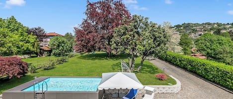 Villa familiar, varias habitaciones, junto a la montaña (Villa Giulietta Private Pool) | Alberca | Alberca al aire libre por temporada