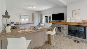 Family Villa, 4 Bedrooms, Balcony, Mountainside (Villa Giulietta: Private Pool &) | Bahagian dalam