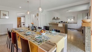 Family Villa, 4 Bedrooms, Balcony, Mountainside (Villa Giulietta: Private Pool &) | Tempat makan
