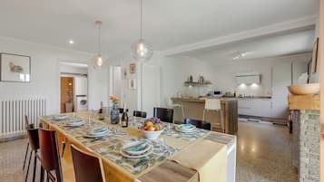 Biệt thự dành cho gia đình, nhiều phòng ngủ, cạnh núi (Villa Giulietta Private Pool) | Khu ăn uống