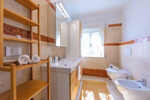 Villa familiar, varias habitaciones, junto a la montaña (Villa Giulietta Private Pool) | Baño | Tina y regadera independientes, secadora de cabello, bidet, toallas 