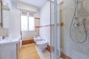 Family Villa, Multiple Bedrooms, Mountainside (Villa Giulietta Private Pool) | Bathroom | Separate tub and shower, hair dryer, bidet, towels