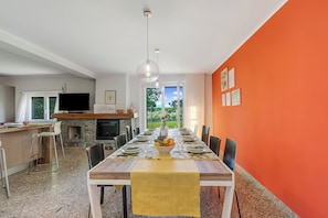 Vila família, vários quartos, ao lado da montanha (Villa Giulietta Private Pool) | Opções para refeição