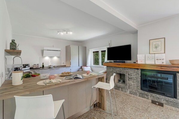 Family Villa, Multiple Bedrooms, Mountainside (Villa Giulietta Private Pool) | Interior