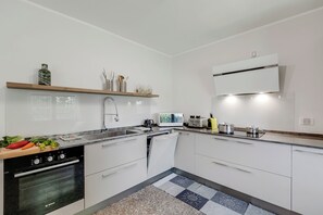 Villa familiar, varias habitaciones, junto a la montaña (Villa Giulietta Private Pool) | Cocina privada | Refrigerador, microondas, horno y parrilla de estufa 