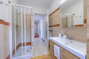 Villa familiar, varias habitaciones, junto a la montaña (Villa Giulietta Private Pool) | Baño | Tina y regadera independientes, secadora de cabello, bidet, toallas 