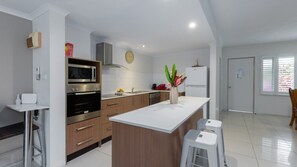 Fridge, microwave, oven, stovetop - 9 Reef Terraces | Port Douglas (PORT DOUGLAS)