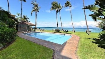 Alberca al aire libre y alberca climatizada