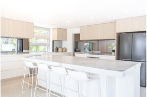 Kjøleskap, ovn, kokeplater og oppvaskmaskin