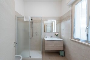 Family Apartment, Multiple Bedrooms (Suite 1 Ondina Viareggio 200m from) | Bathroom