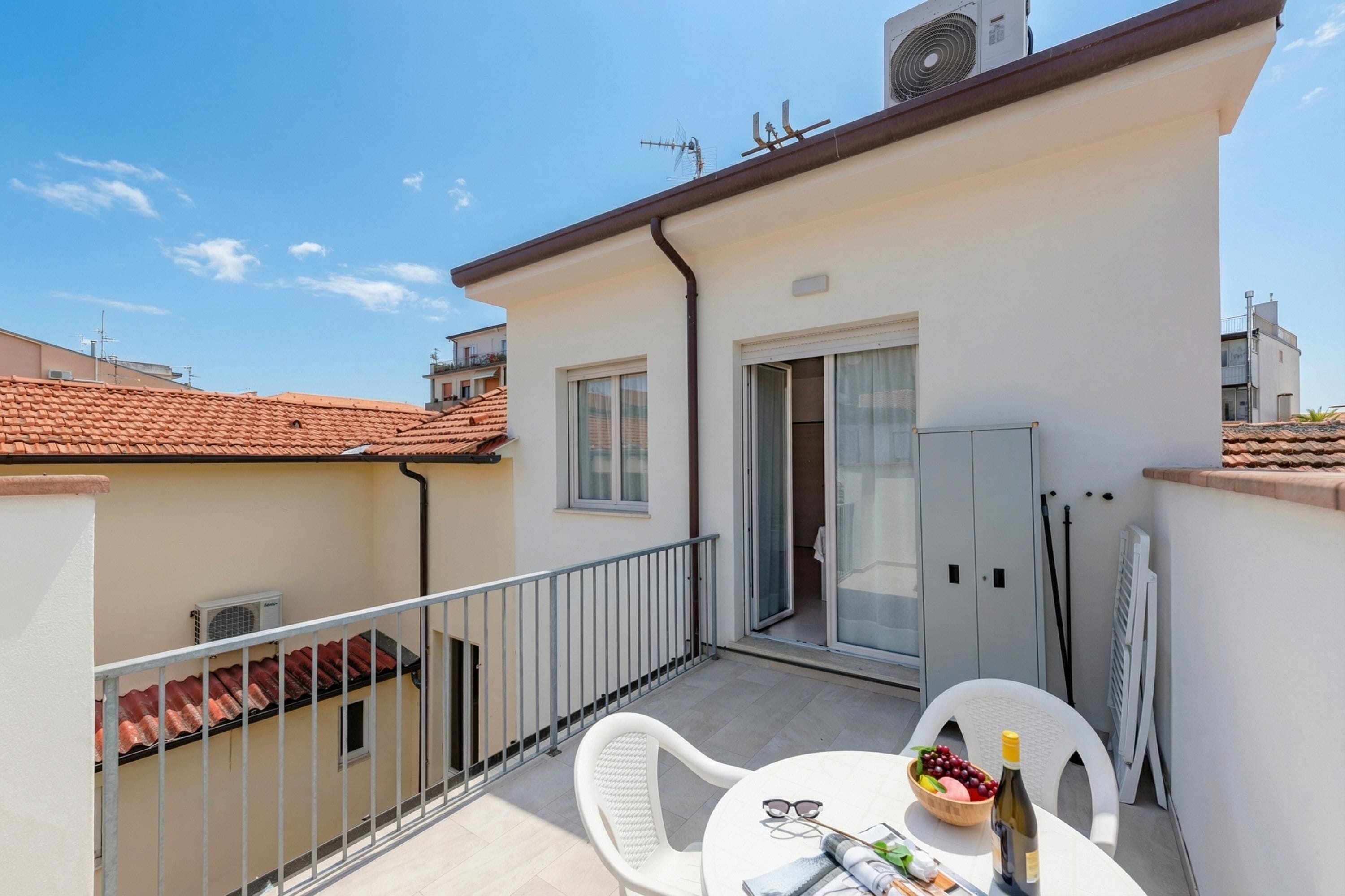 Appartamento familiare, camere multiple (Suite 3 Ondina Viareggio 200m from) | Ristorazione all'aperto