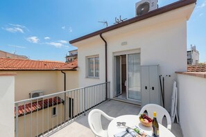 Perhehuoneisto, useita makuuhuoneita (Suite 3 Ondina Viareggio 200m from) | Ulkoruokailutilat