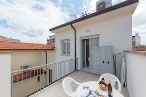 Familienapartment, Mehrere Schlafzimmer (Suite 3 Ondina Viareggio 200m from) | Terrasse/Patio