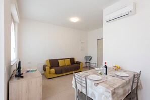 Familielejlighed - flere soveværelser (Suite 3 Ondina Viareggio 200m from) | Opholdsområde | 21-tommers fladskærms-tv med satellitkanaler
