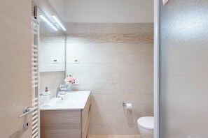 Family Apartment, Multiple Bedrooms (Suite 3 Ondina Viareggio 200m from) | Bathroom | Shower, hair dryer, bidet, towels - Suite Ondina Viareggio Apartments (Viareggio)