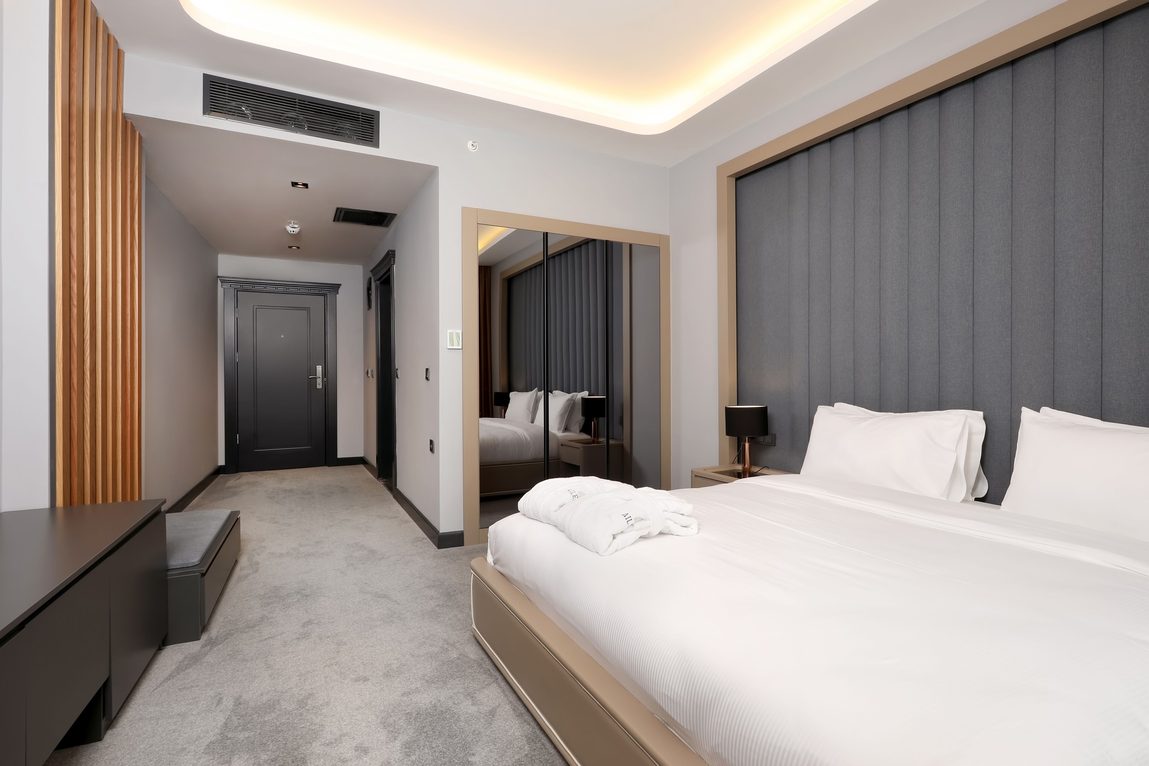 deluxe room | 1 bedroom, premium bedding, minibar, in-room safe