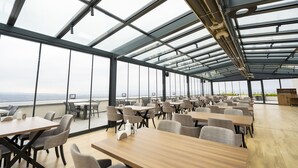 A spacious indoor dining area with large windows and a high ceiling. - Aileena Hotel & Villas (Kartepe)