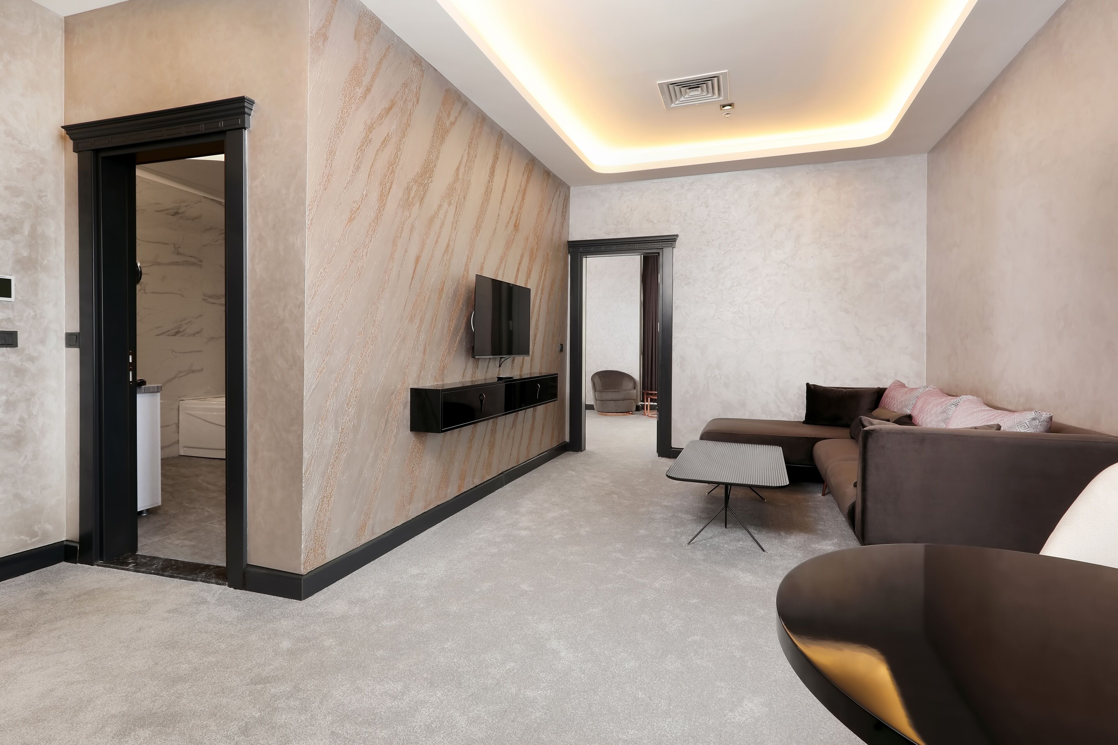 suite | living area | flat-screen tv