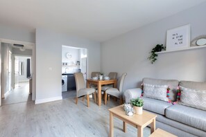 Leilighet | Oppholdsområde | En 32-tommers Flatskjerm-TV med digitale kanaler samt TV