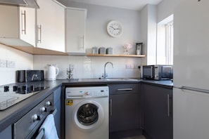 Apartment | Private kitchen | Mini-fridge, microwave, oven, toaster - Karah Suites - Livery House (Reading)