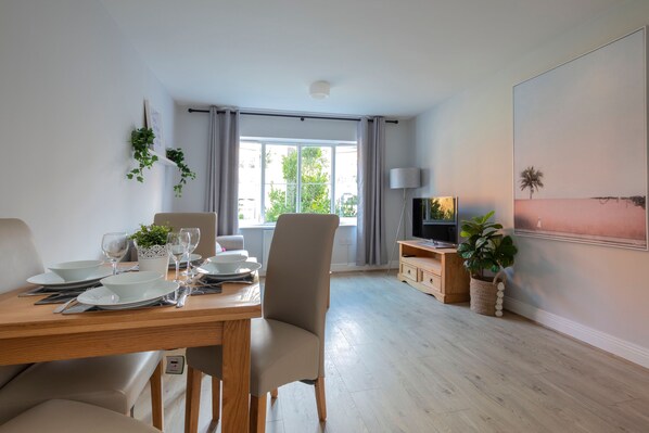 Leilighet | Oppholdsområde | En 32-tommers Flatskjerm-TV med digitale kanaler samt TV