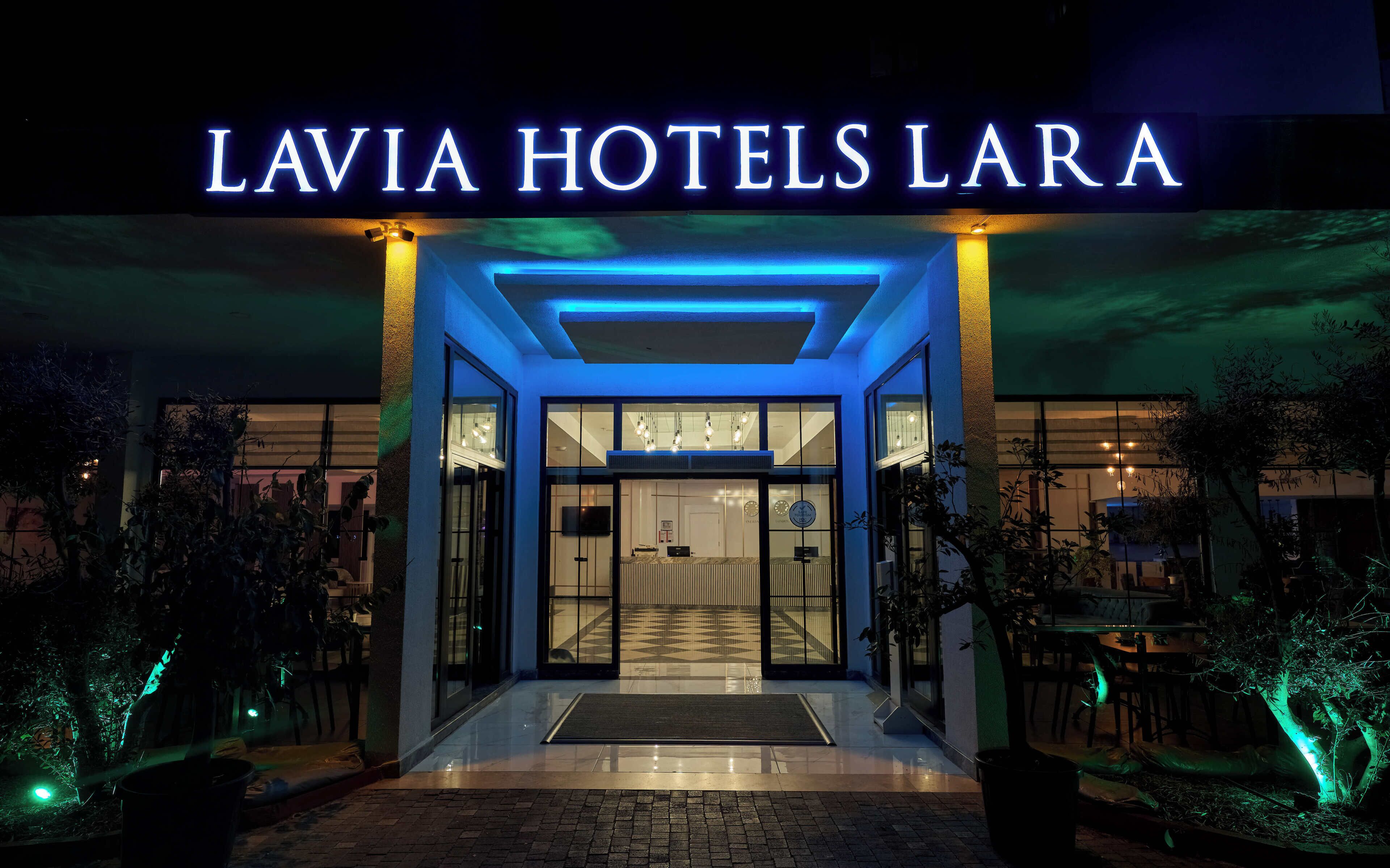 Bagian depan properti - sore/malam