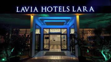 Bagian depan properti - sore/malam