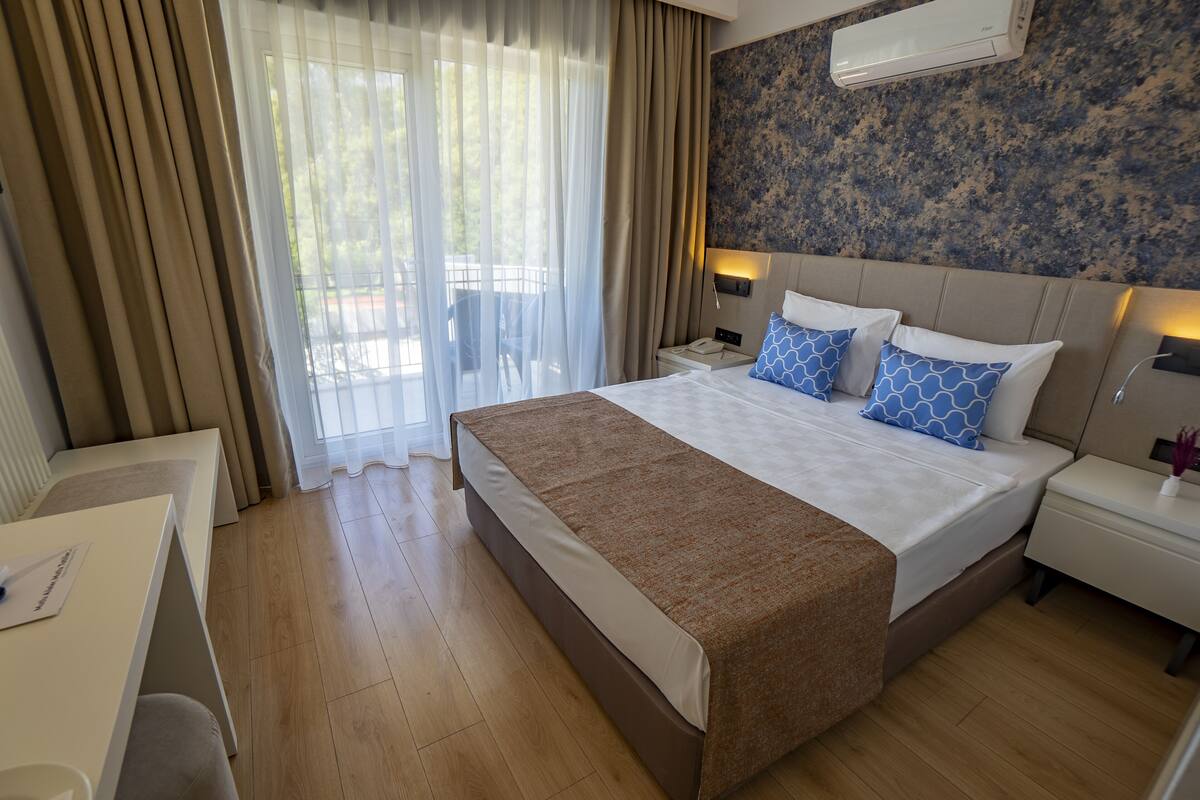 Minibar, free WiFi, bed sheets