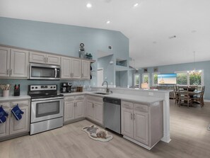 ثلاجة، ميكروويف، فرن، موقد طهي مسطح