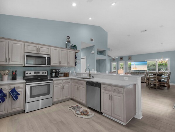 Fridge, microwave, oven, stovetop - Cottage Near Pool, Walk to Beach, Cafe, and Shopping (Destin)