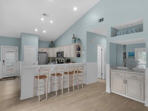 ثلاجة، ميكروويف، فرن، موقد طهي مسطح