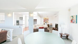 TV, books - Stunning Views from 15 Seaview Street (Forster)