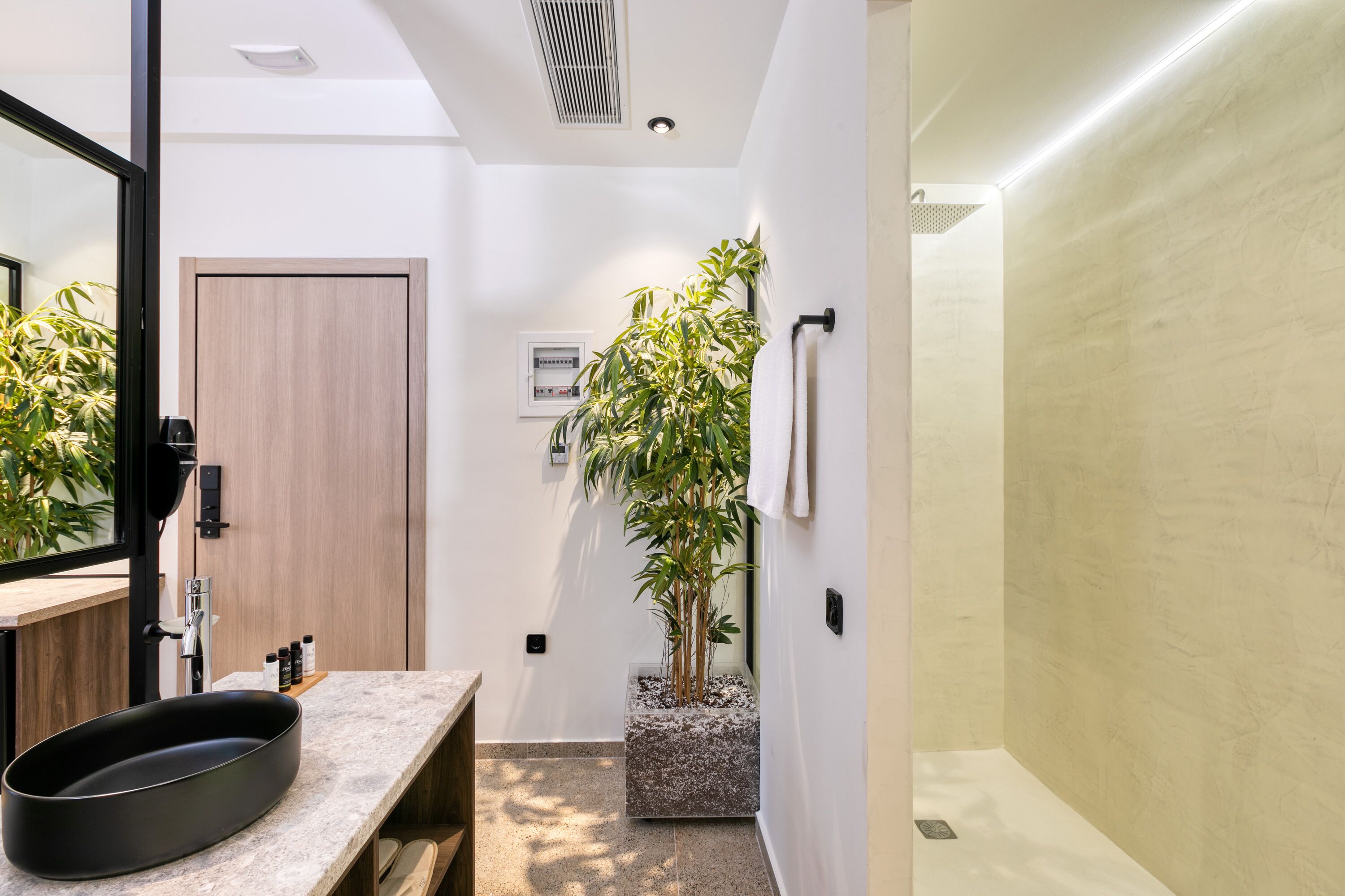 standard double room | bathroom | free toiletries, hair dryer, bathrobes, slippers