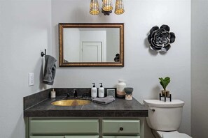 Shower, hair dryer, towels, soap - Peaceful Refuge on Camelback Mountain (Phoenix)