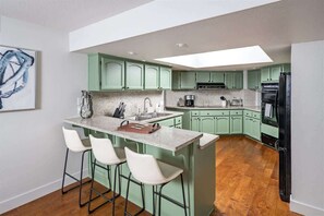 Fridge, microwave, oven, stovetop - Peaceful Refuge on Camelback Mountain (Phoenix)