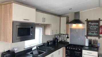 Een koelkast, een microgolfoven, een oven, een kookplaat