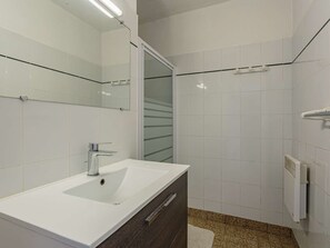 Towels - Cozy Ground Floor Apartment Near Erromardie Beach, Terrace & Parking (Saint-Jean-de-Luz)